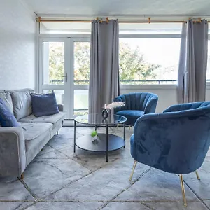 Entire 3 Bedroom Luxury In With Private Balcony Apartment
